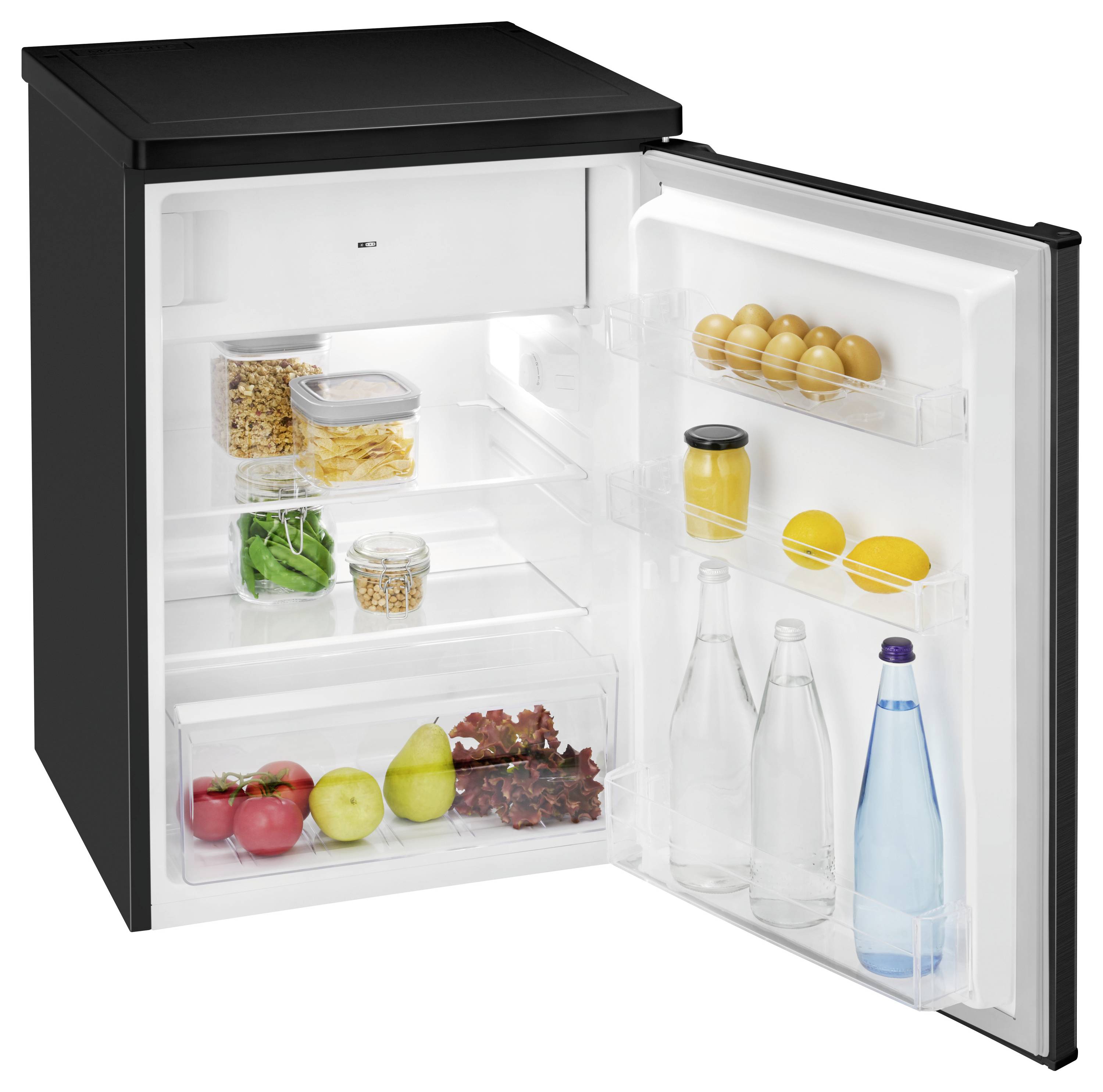 Open mini-koelkast met planken vol eieren, dranken, groenten en maaltijdcontainers, weergegeven met de deur open.