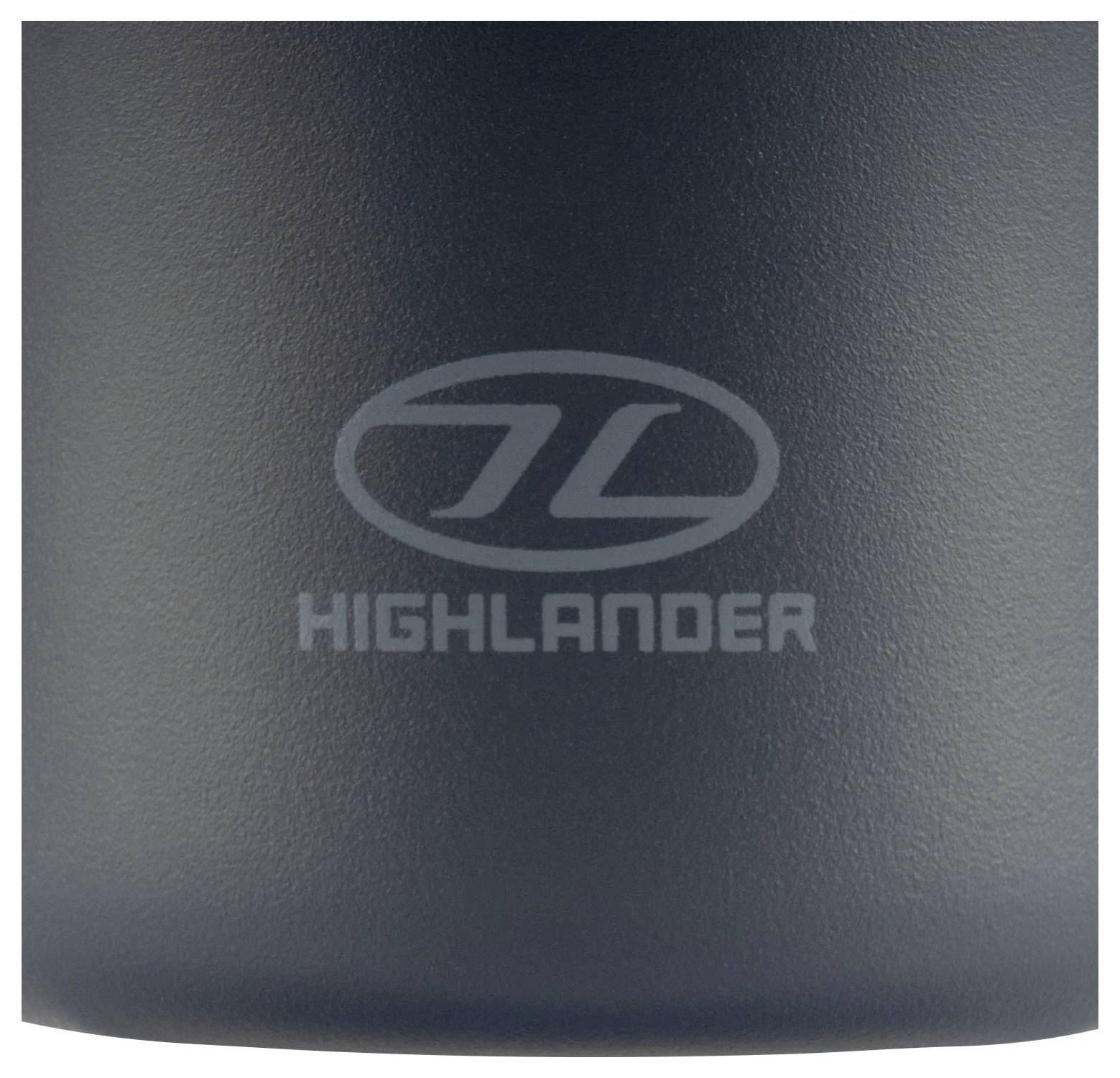 Een close-up van een logo met de tekst 'Highlander' en een abstract ontwerp erboven op een donker, gestructureerd oppervlak.