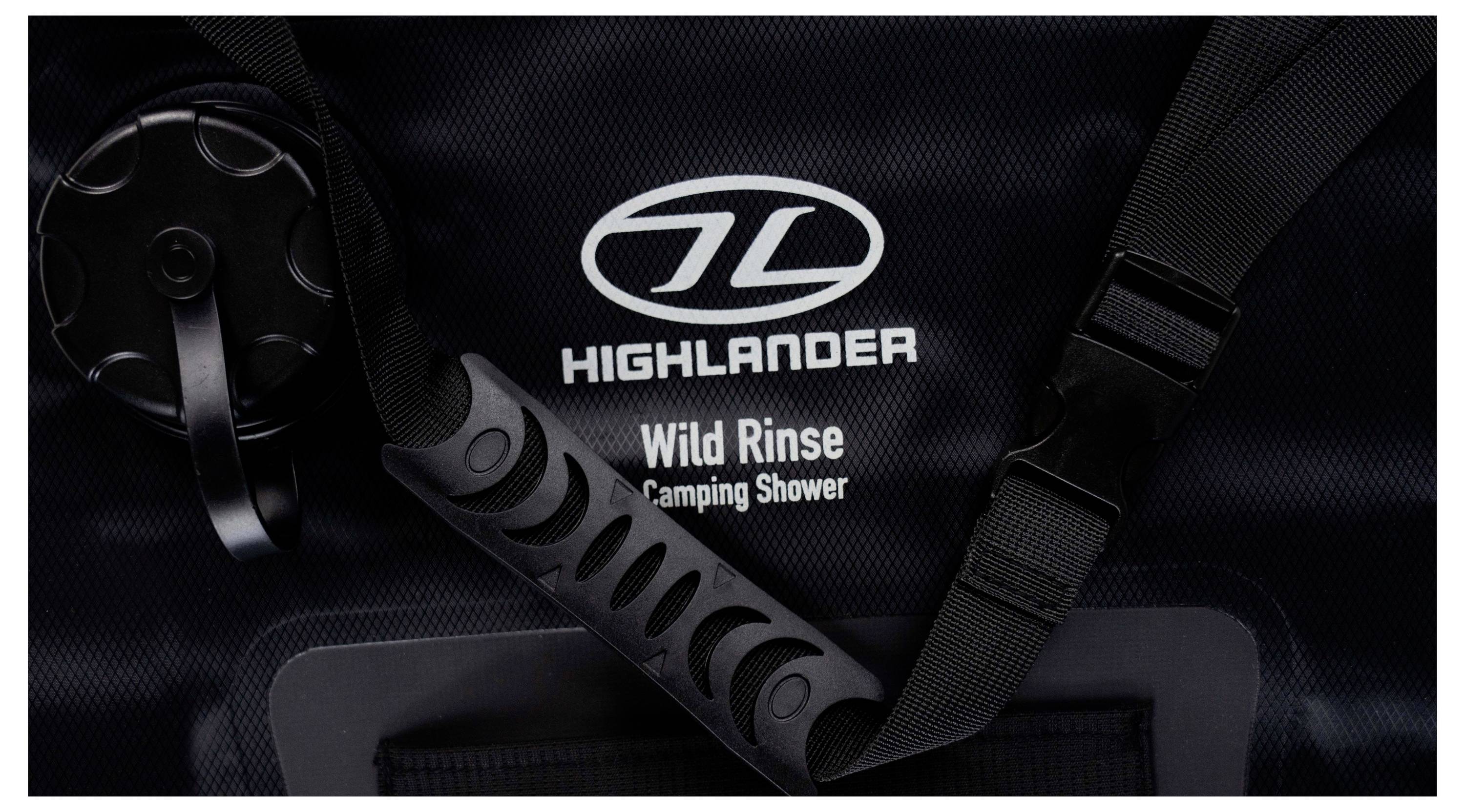 Een zwarte Highlander 'Wild Rinse Camping Shower' tas met een riem en beveiligd deksel, gebruikt voor buiten douchen.