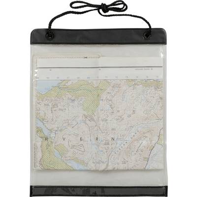 Een topografische kaart in een waterdicht etui, met gedetailleerde hoogtelijnen en geografische kenmerken van een bergachtig gebied.