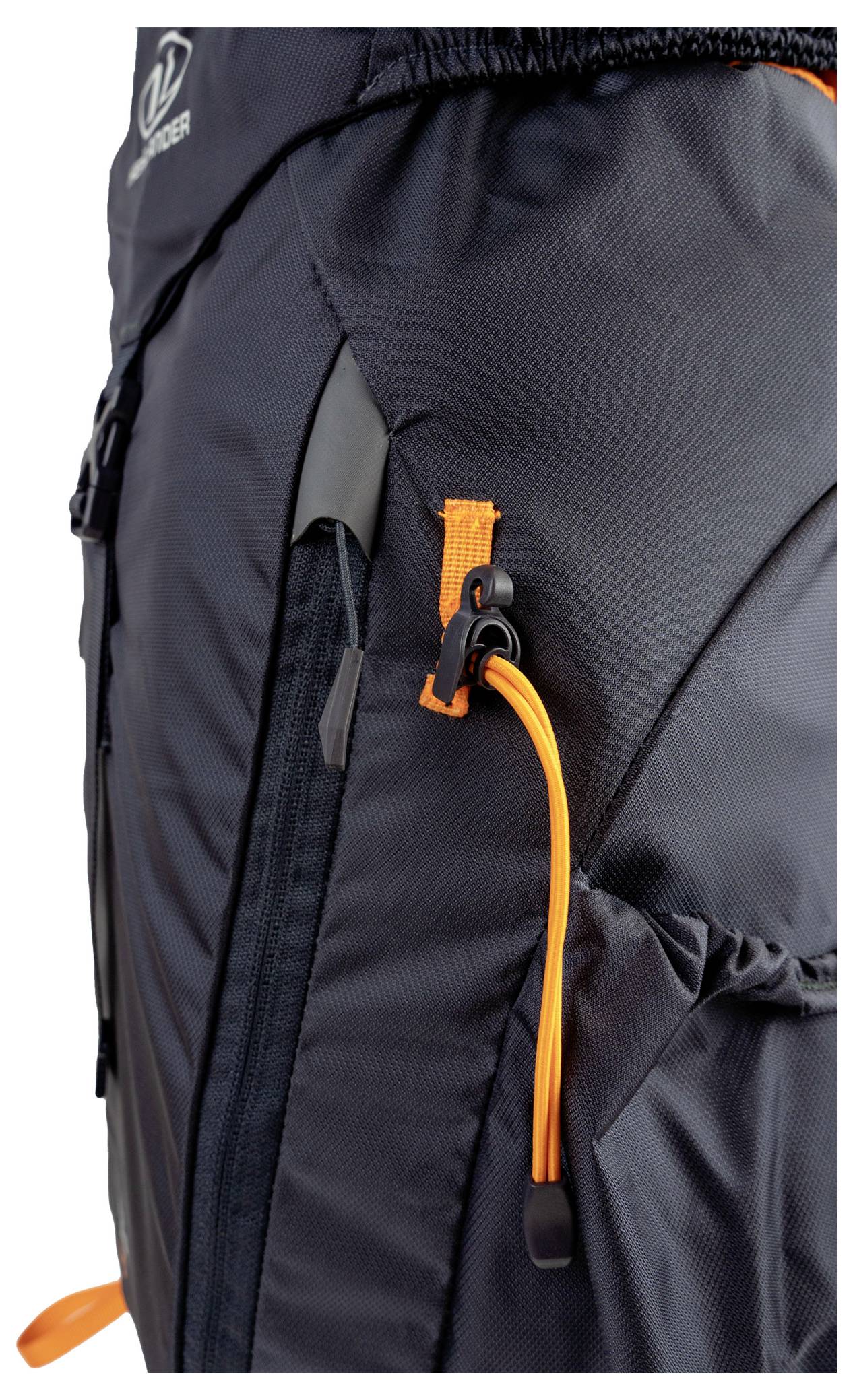 Close-up van rugzakband met een gestructureerd zwart oppervlak waarop de woorden 'Active Back Adjust System' in wit en oranje zijn afgedrukt.
