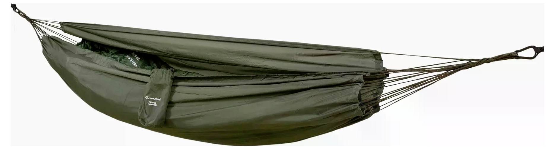 Een groene campinghangmat met geïntegreerde afdekking, met zichtbare touwen en clips voor het ophangen.