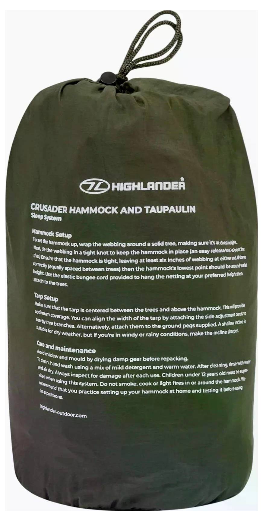 Groene tas met 'Highlander' logo, bevat een hangmat en zeil. Geïllustreerd met opstellingsinstructies gedrukt in witte tekst.