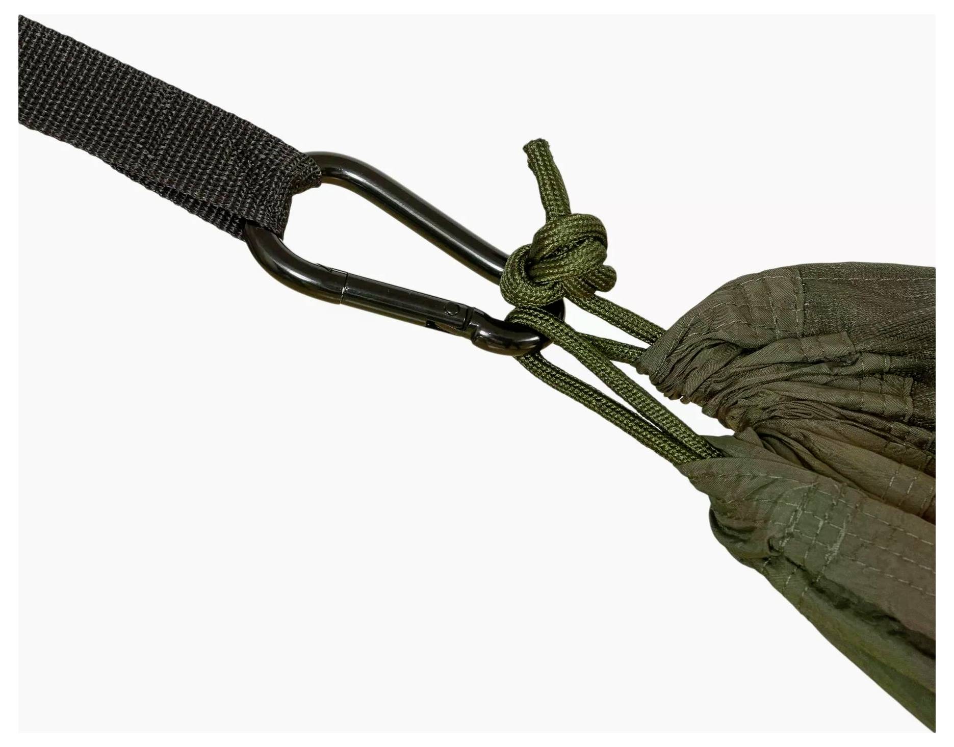 Een karabijnhaak verbindt een zwart riempje met groene stof die met een knoop is vastgemaakt.