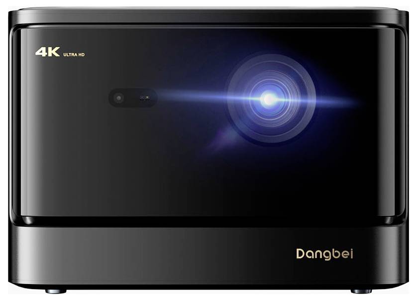 Een zwarte 4K Ultra HD projector met een gloeiende lens aan de voorkant, gemerkt als Dangbei.