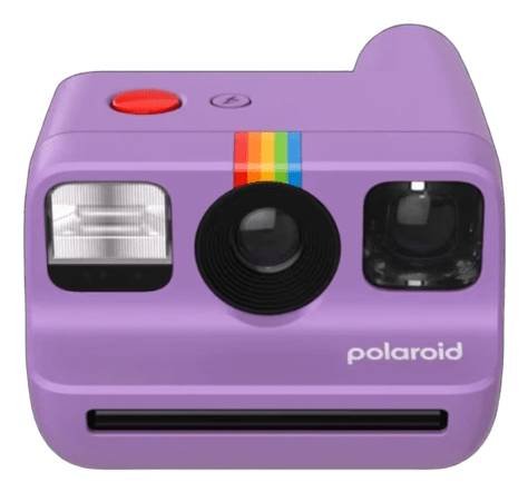 Een paarse instant camera met een regenboogstreep, voorzien van een groot objectief, flits en zoeker. Het woord 'polaroid' staat op de voorkant gedrukt.