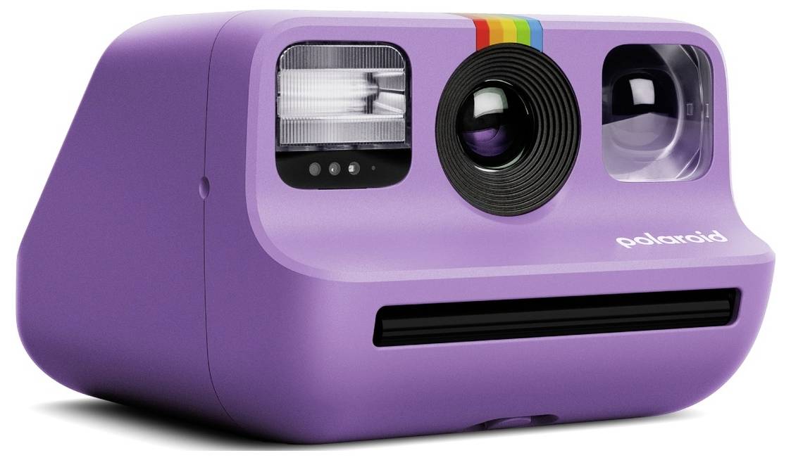 Een paarse onmiddellijke camera met een regenboogstripe boven de lens en het 'Polaroid'-logo op de voorkant.