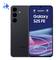 Een smartphone met drie achteruitkameras wordt naast de voorkant weergegeven met het scherm ervan. Het scherm toont 'Galaxy S25 FE'.