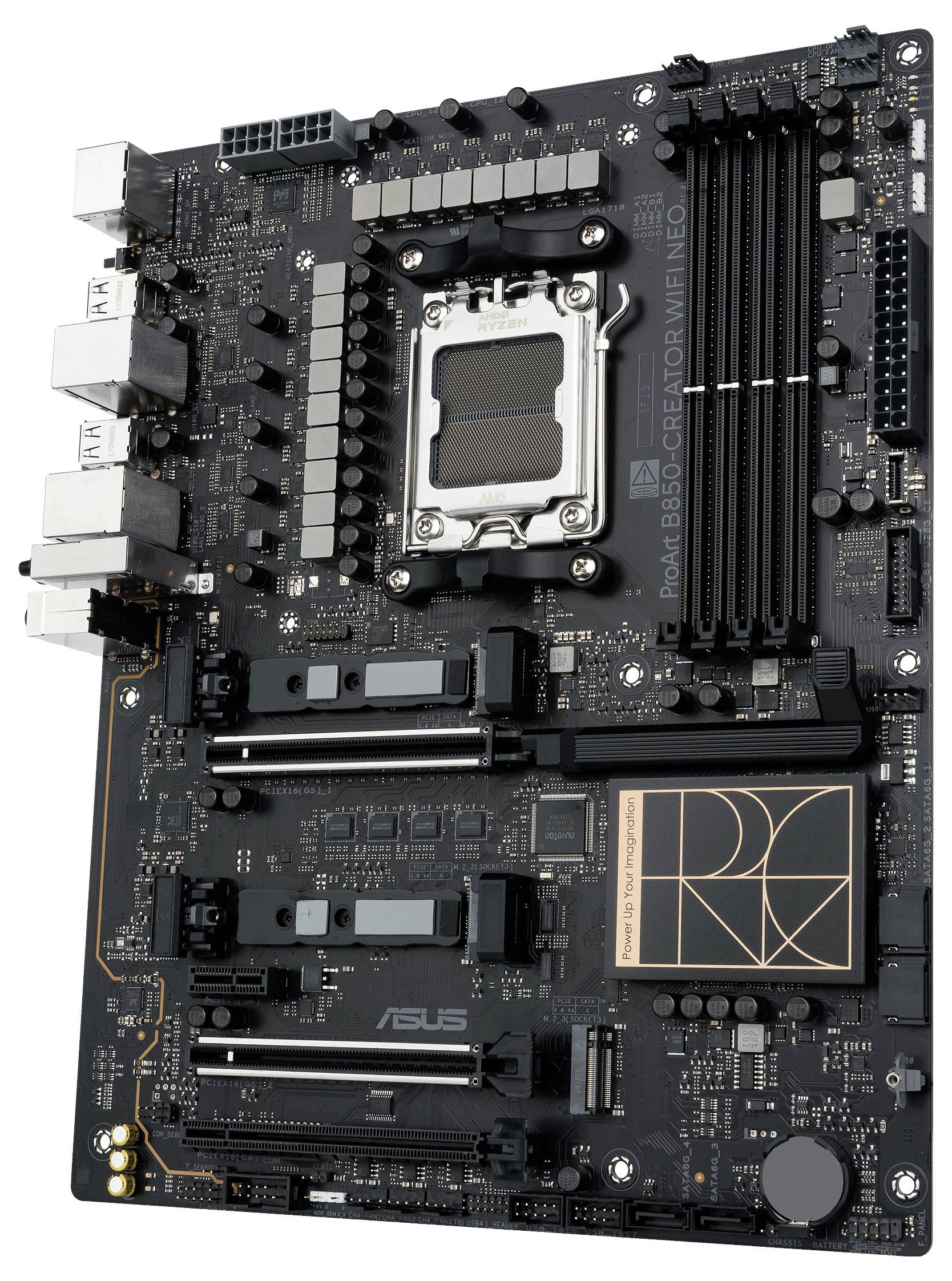PC-moederbord met meerdere slots voor RAM en uitbreidingskaarten. Bevat verschillende poorten, waaronder Ethernet en USB aan de linkerkant.