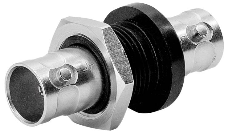 Metalen coaxiale kabelconnector met een schroefdraad in het midden, zeskantmoer en zwarte isolatiering op een witte achtergrond.