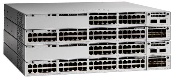Een stapel van vijf netwerkschakelaars, elk met meerdere Ethernet-poorten, gebruikt voor het verbinden van apparaten in een datanetwerk.