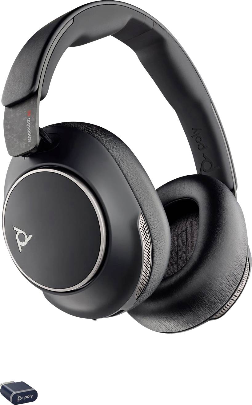 Zwarte draadloze over-ear koptelefoon met gevoerde oorschelpen, voorzien van 'Poly' branding. Inclusief USB-adapter voor connectiviteit.