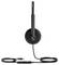 Een zwarte over-ear-koptelefoon met een verstelbare microfoon en USB-aansluiting, voorzien van bedieningselementen op de kabel.