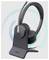 Een zwarte Yealink draadloze headset die op een laadstation rust, met een zachte achtergrond van concentrische cirkels, die connectiviteit suggereren.
