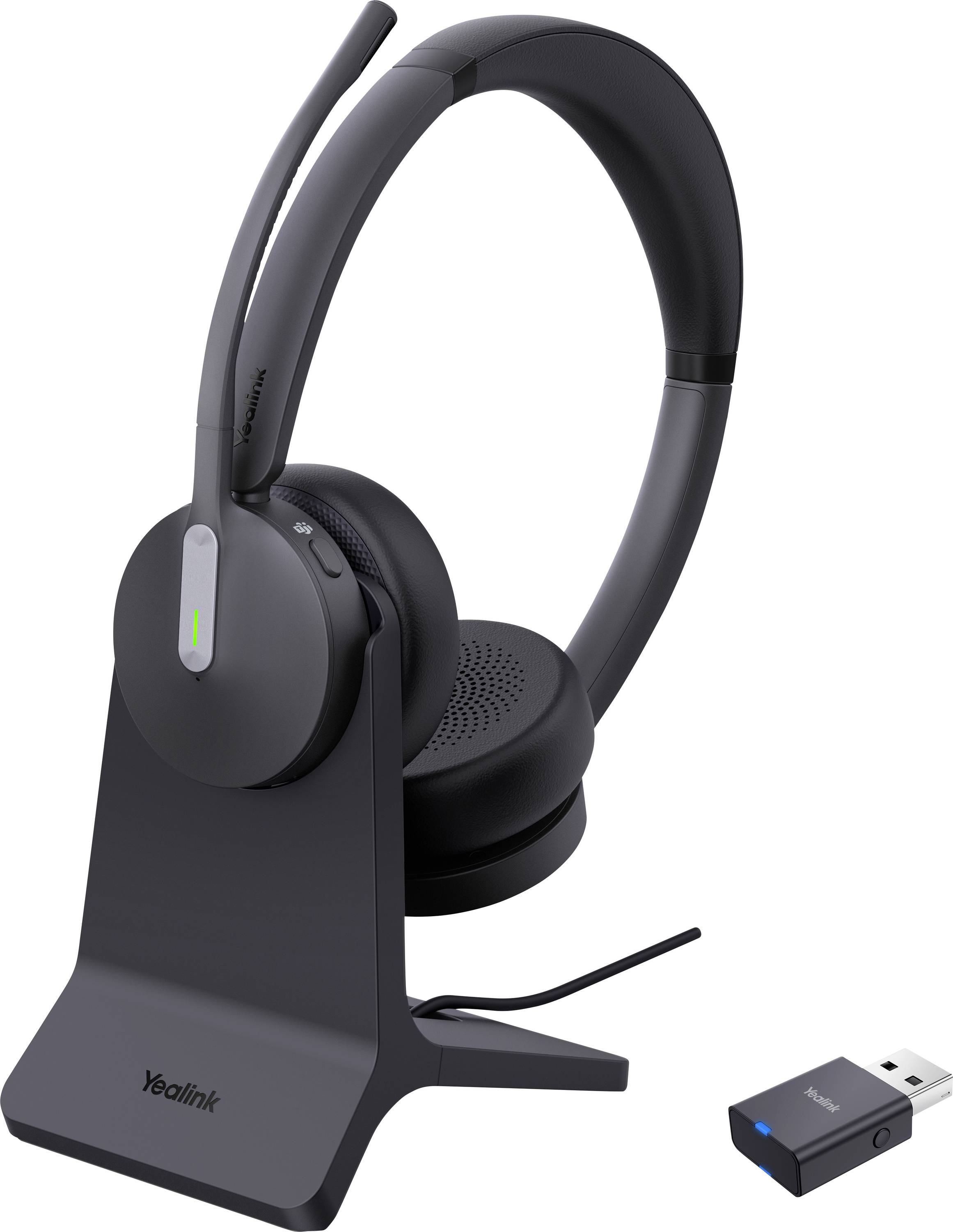 Een draadloze headset met een microfoon, geplaatst op een oplaadstandaard naast een USB-dongle, ontworpen voor handsfree communicatie.