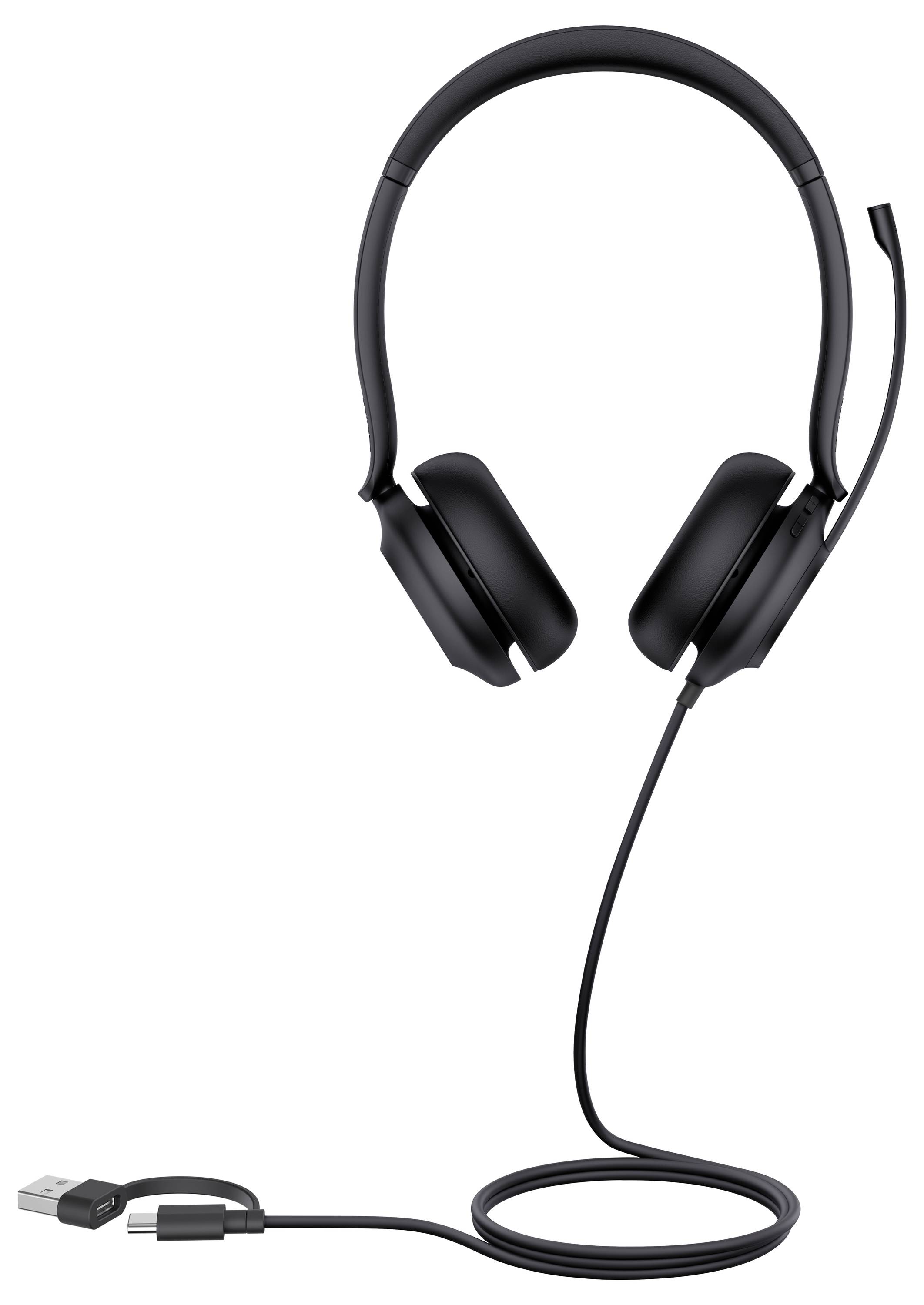 Een zwarte over-ear koptelefoon met een aangesloten microfoon en USB-kabel, afgebeeld tegen een witte achtergrond.