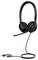 Een zwarte over-ear koptelefoon met microfoon en USB-verbinding, doorgaans gebruikt voor computergeluid communicatie of online vergaderingen.