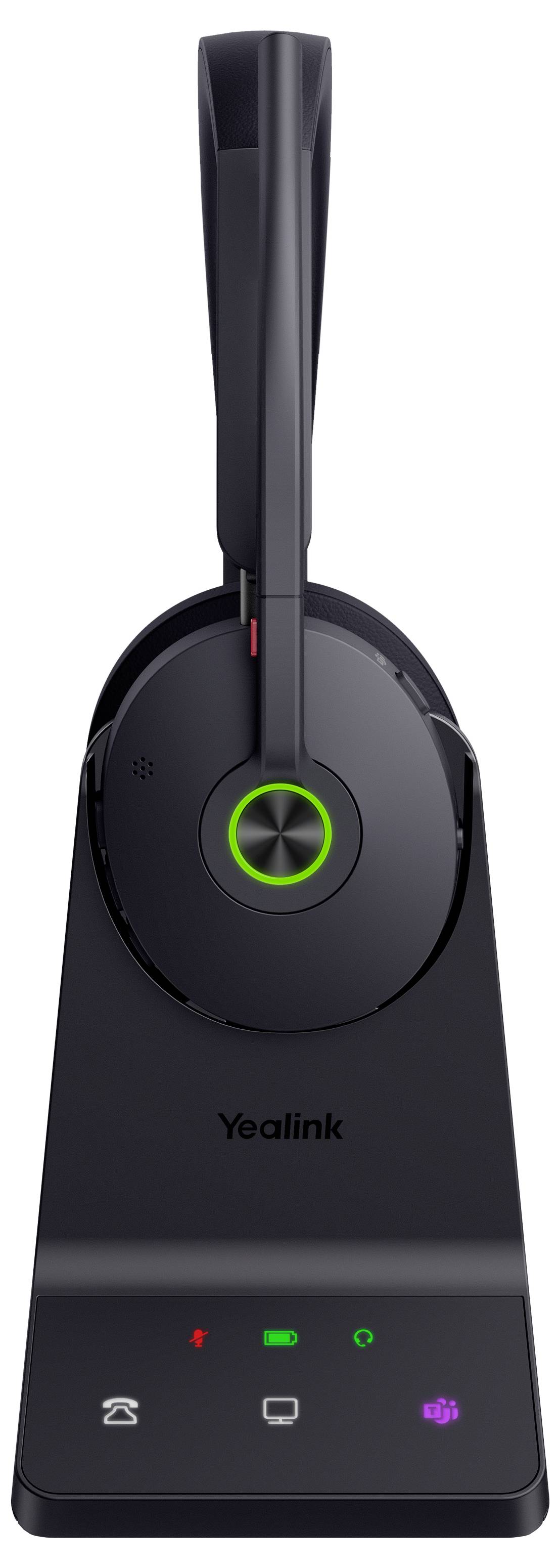 Een zwarte draadloze headset op zijn laadstation, voorzien van een groene stroomindicator en een Yealink-logo op het station.
