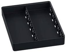 Een zwart plastic rechthoekig dienblad met een centrale verdeler en groeven aan elke zijde, ontworpen voor organisatie- of opslagdoeleinden.