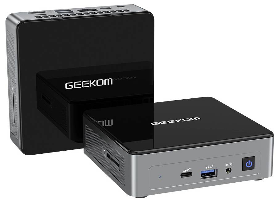 Twee Geekom mini-pc's weergegeven in zwart en grijs, één staand rechtop en één liggend plat met zichtbare voorpoorten en aan/uit-knop.