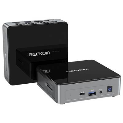 Twee Geekom mini-pc's weergegeven in zwart en grijs, één staand rechtop en één liggend plat met zichtbare voorpoorten en aan/uit-knop.