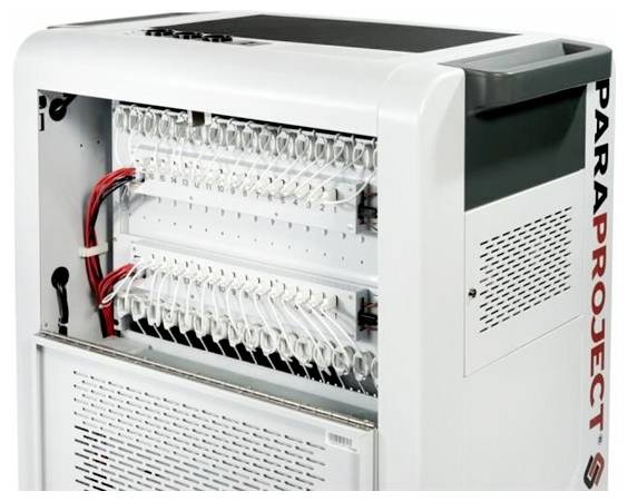 Open elektronische rek met verschillende rijen georganiseerde kabels en sleuven, gelabeld 'PARAPROJECT,' wat wijst op een technische of netwerkinstellingen.