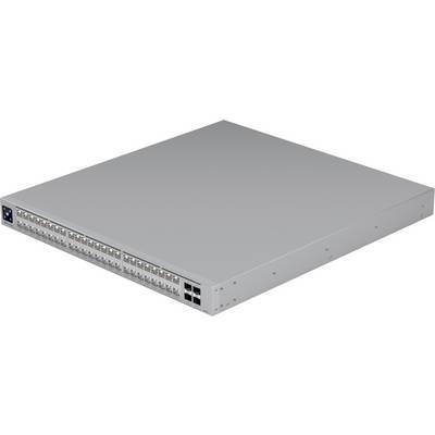 Een zilveren netwerkswitch met meerdere Ethernet-poorten en vier SFP-poorten, gebruikt voor het verbinden en beheren van netwerkapparaten.