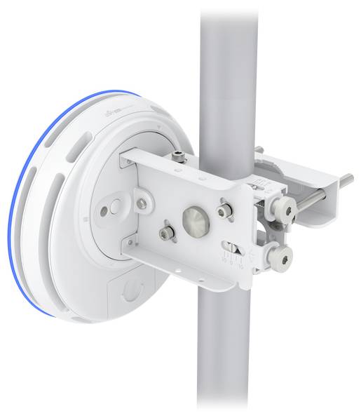 Een buiten draadloze antenne op een verticale paal gemonteerd. Het ronde, witte apparaat heeft een metalen beugel en is met bouten vastgezet.