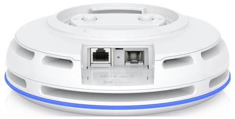 Een witte, aan het plafond gemonteerde Wi-Fi-toegangspunt met twee zichtbare Ethernet-poorten aan de achterkant, met een blauwe LED-ring rond de basis.