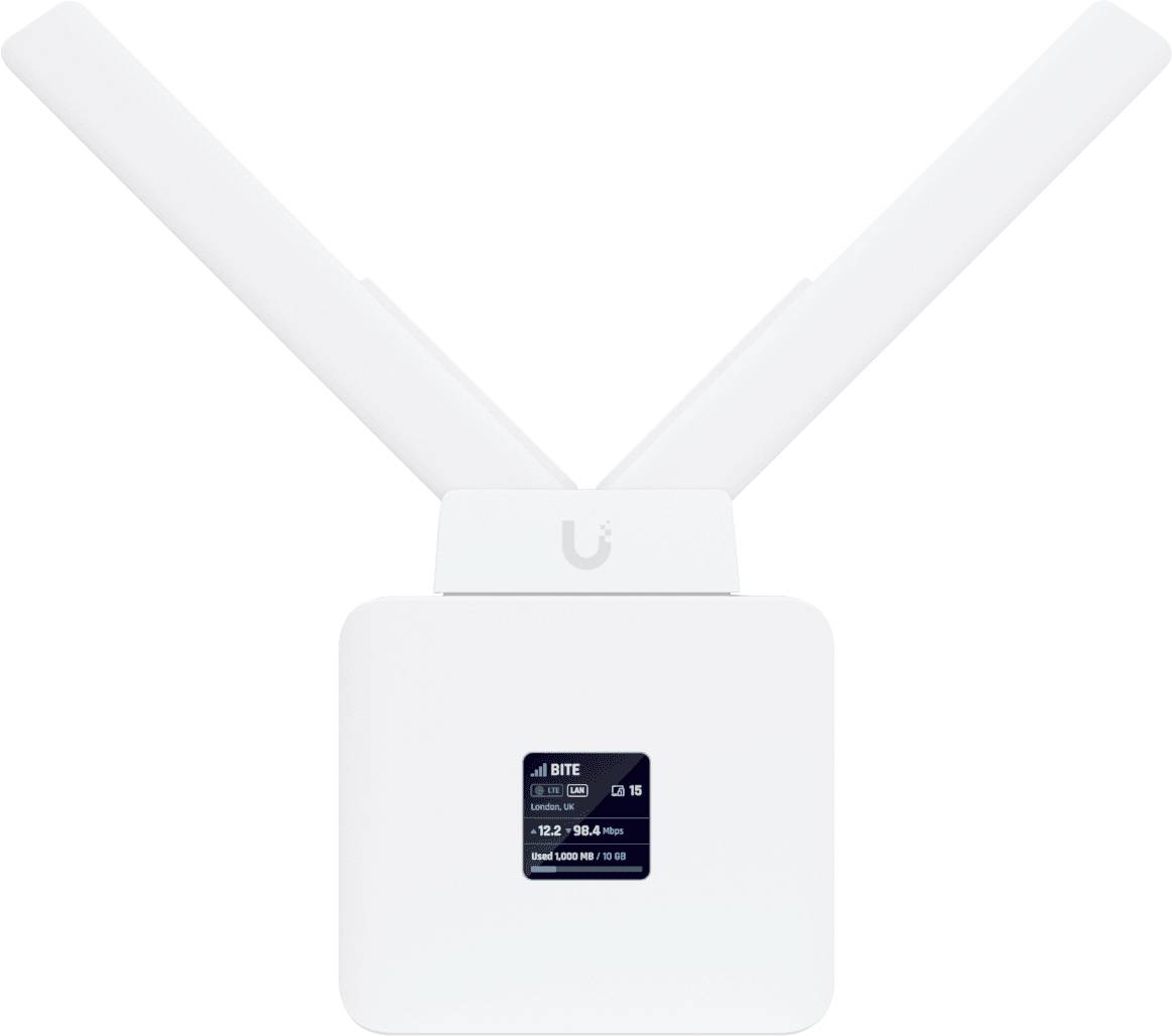 Een rechthoekige Wi-Fi router met twee antennes die omhoog uitsteken, waarbij op een klein digitaal scherm 'BITE' en signaalgegevens worden weergegeven.