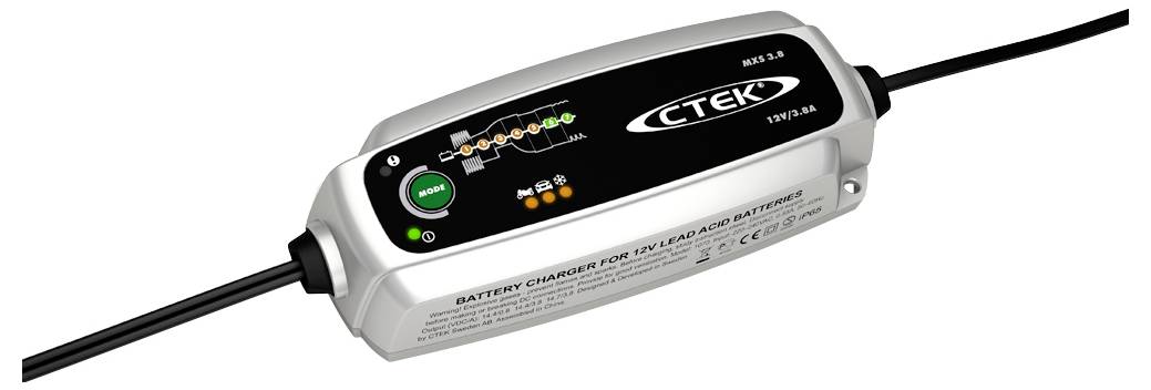 Een zilveren CTEK MXS 5.0 batterijlader voor 12V loodzuurbatterijen, met LED-indicatoren en aangesloten voedingskabels.