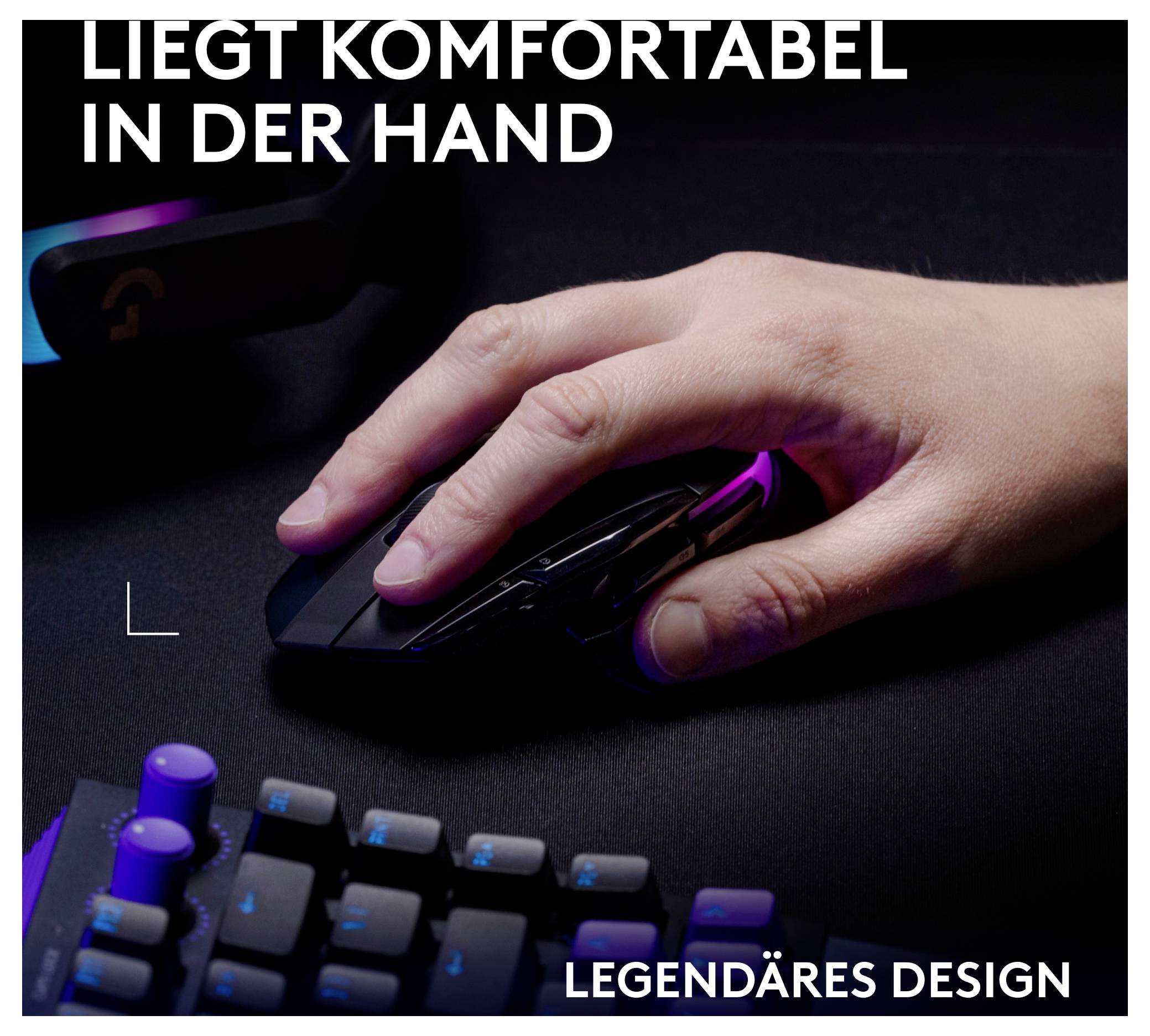 Hand op ergonomische gaminmuis; daarboven de tekst 'LIGT COMFORTABEL IN DE HAND', onderaan 'ELEGANT DESIGN'; Toetsenbord en logo op de achtergrond.