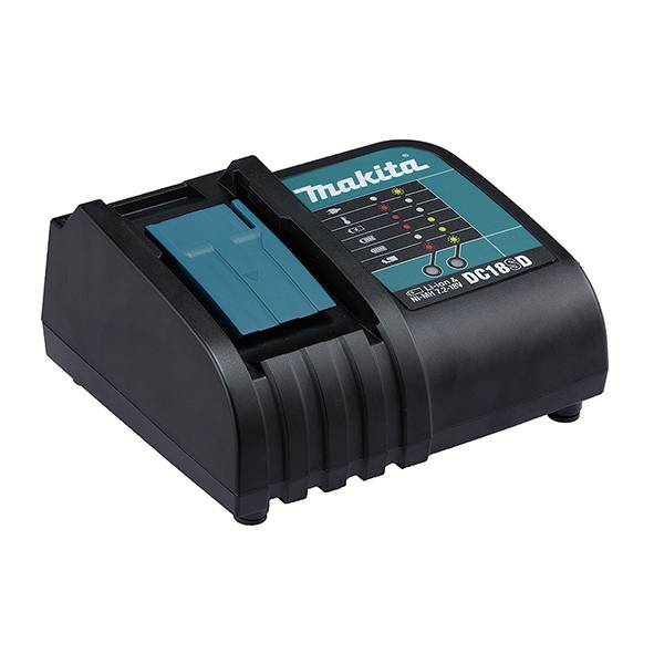 Makita DC18SD batterijlader met een cyaankleurig batterijaggregaat geplaatst, weergegeven op een witte achtergrond