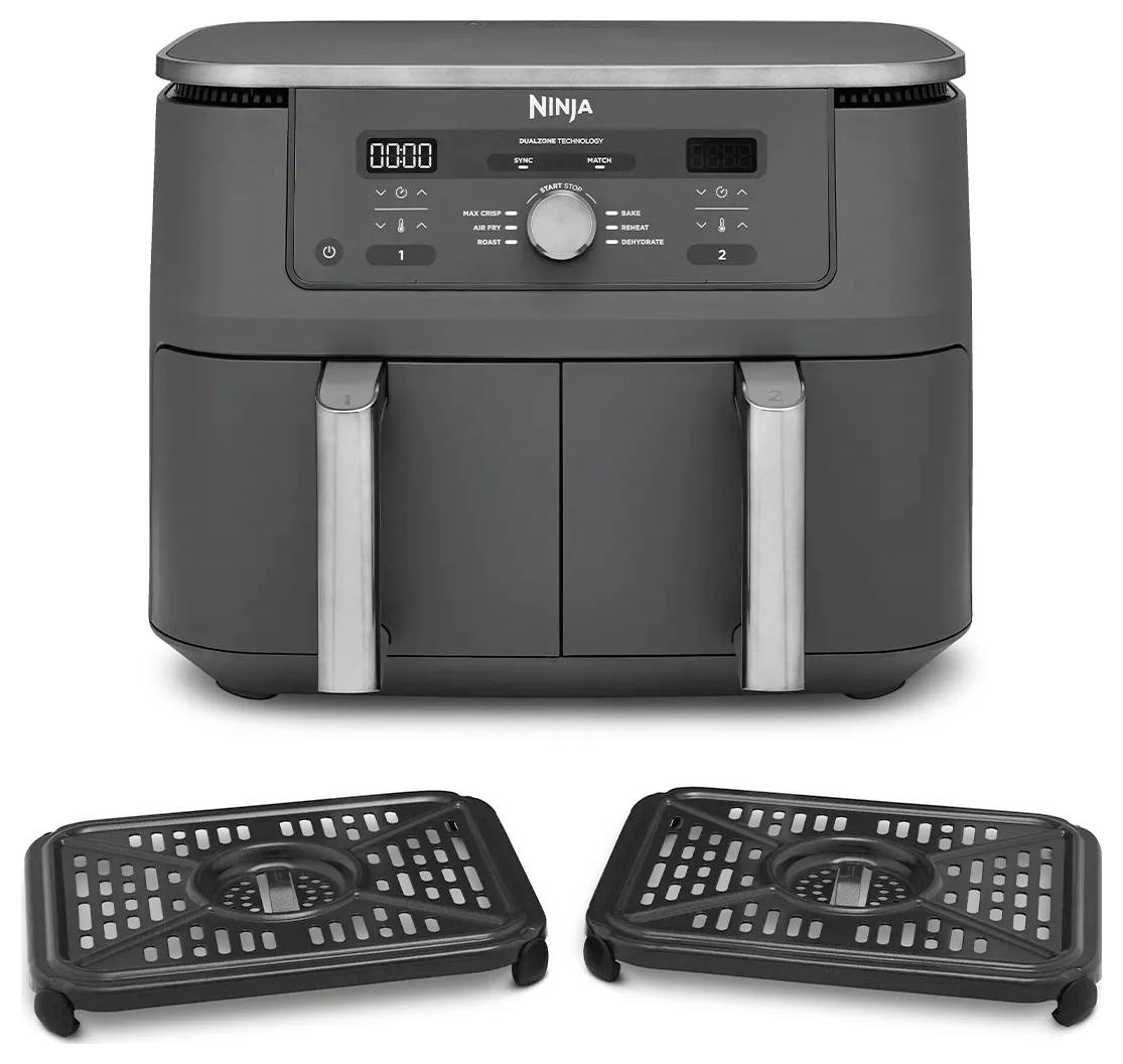 Een zwarte dual compartiment air fryer met digitale bedieningselementen en twee verwijderbare crispeertabletten ernaast.