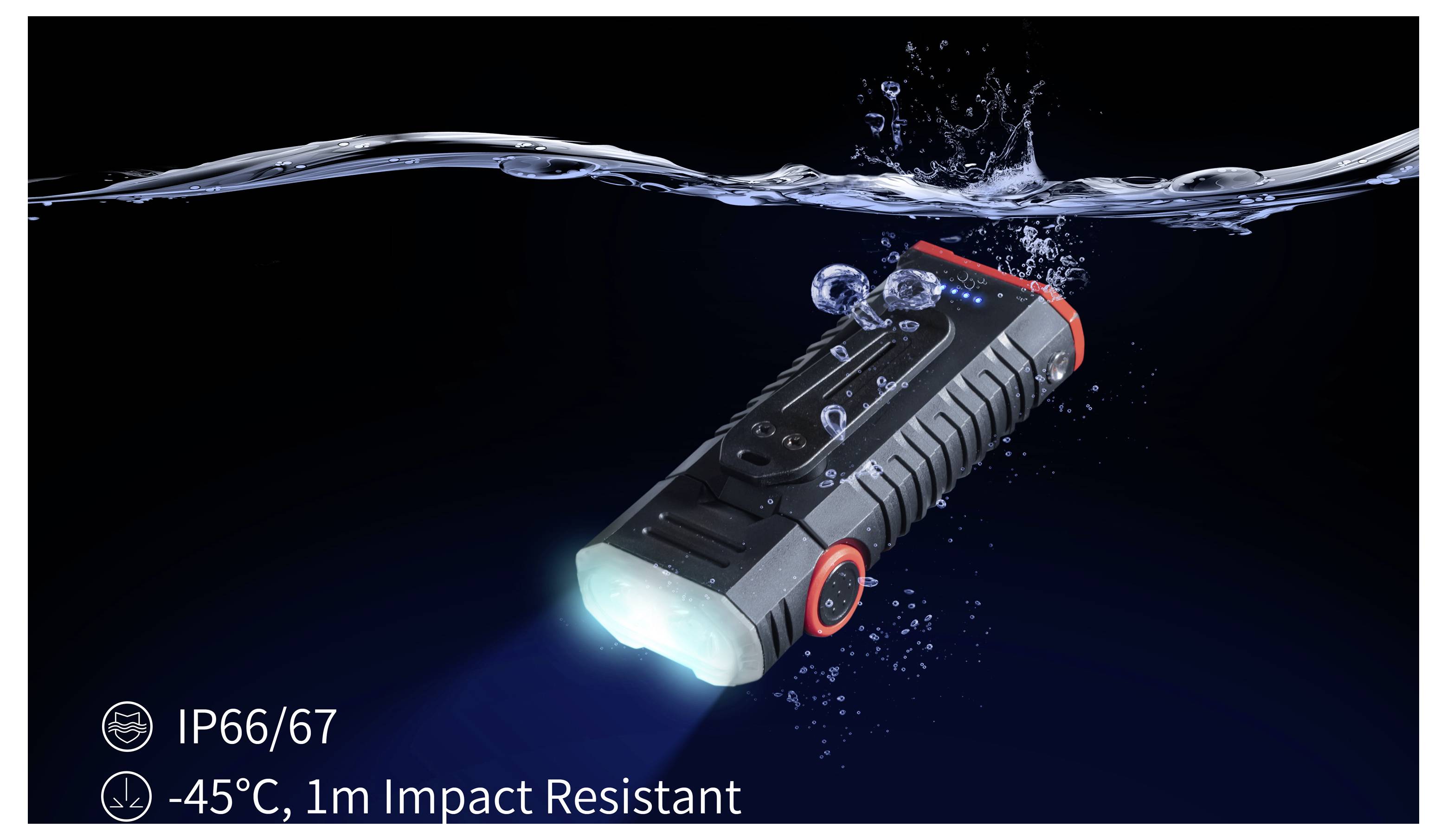 Waterdichte zwarte zaklamp onder water getoond, met tekst waarin staat 'IP66/67' en '-45°C, 1m Impactbestendig'.