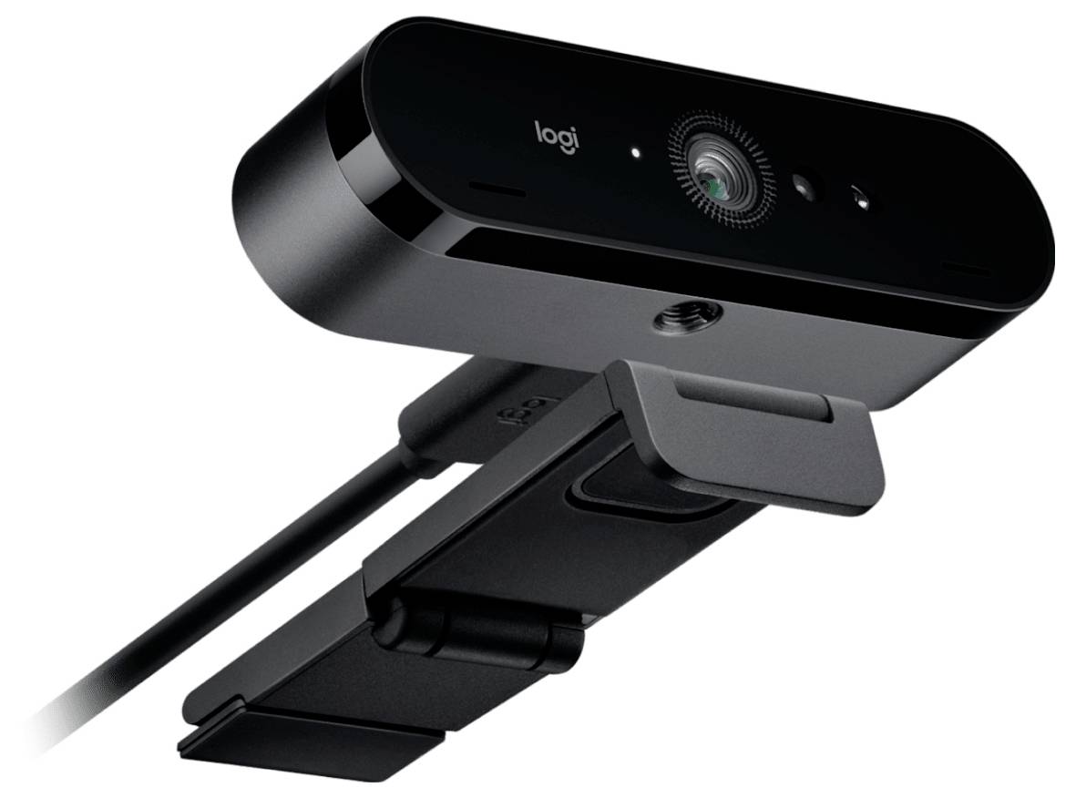 Zwarte Logitech-webcam met clip voor monitor, schuin weergegeven op witte achtergrond.