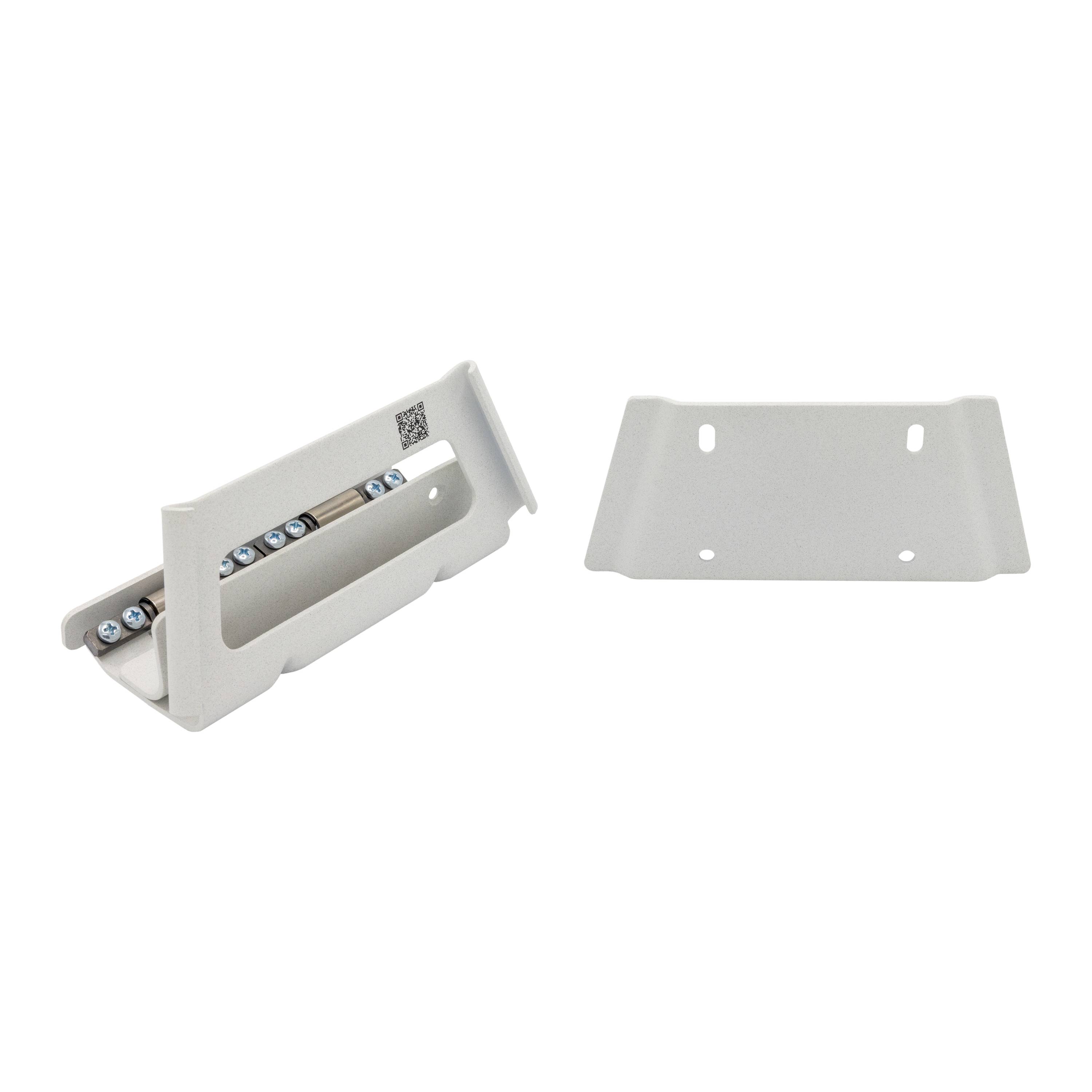 Twee weergaven van een witte metalen bevestigingsbeugel of afdekplaat, waarop de voorkant met ingebouwde opening en de platte achterkant met vier schroefgaten zijn te zien.