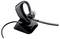 Zwarte Plantronics headset op oplaadstandaard, met boommicrofoon en kabel op een witte achtergrond.