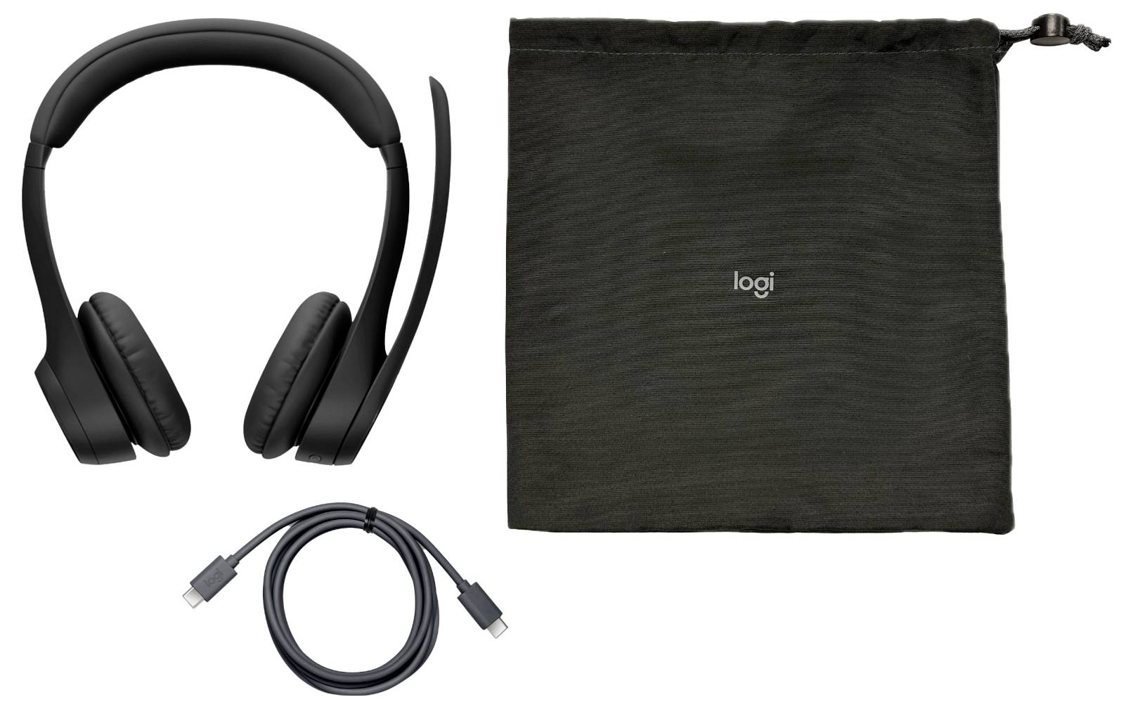 Zwarte over-ear koptelefoon met een USB-C-kabel en een 'logi' drawstring tas op een witte achtergrond.