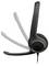 Zwarte Logitech over-ear hoofdtelefoon met boommicrofoon en verstelbare hoofdband, afgebeeld met één oorkap en twee uitgebreide oorpads tegen een witte achtergrond.