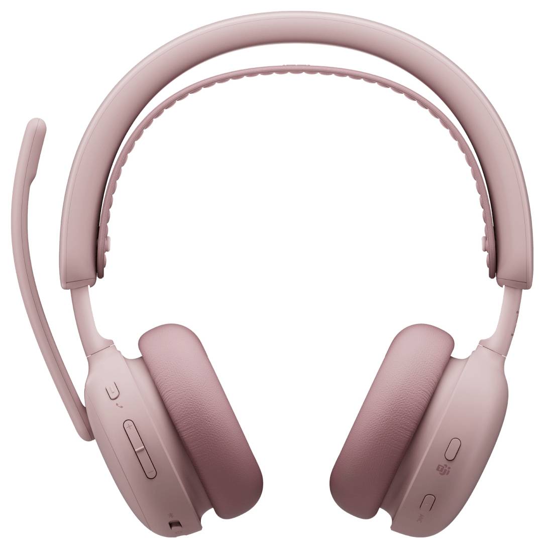 Roze draadloze koptelefoon voor over het oor met verstelbare hoofdband, gevoerde oorkussens en een boommicrofoon aan de linkerkant op een witte achtergrond.