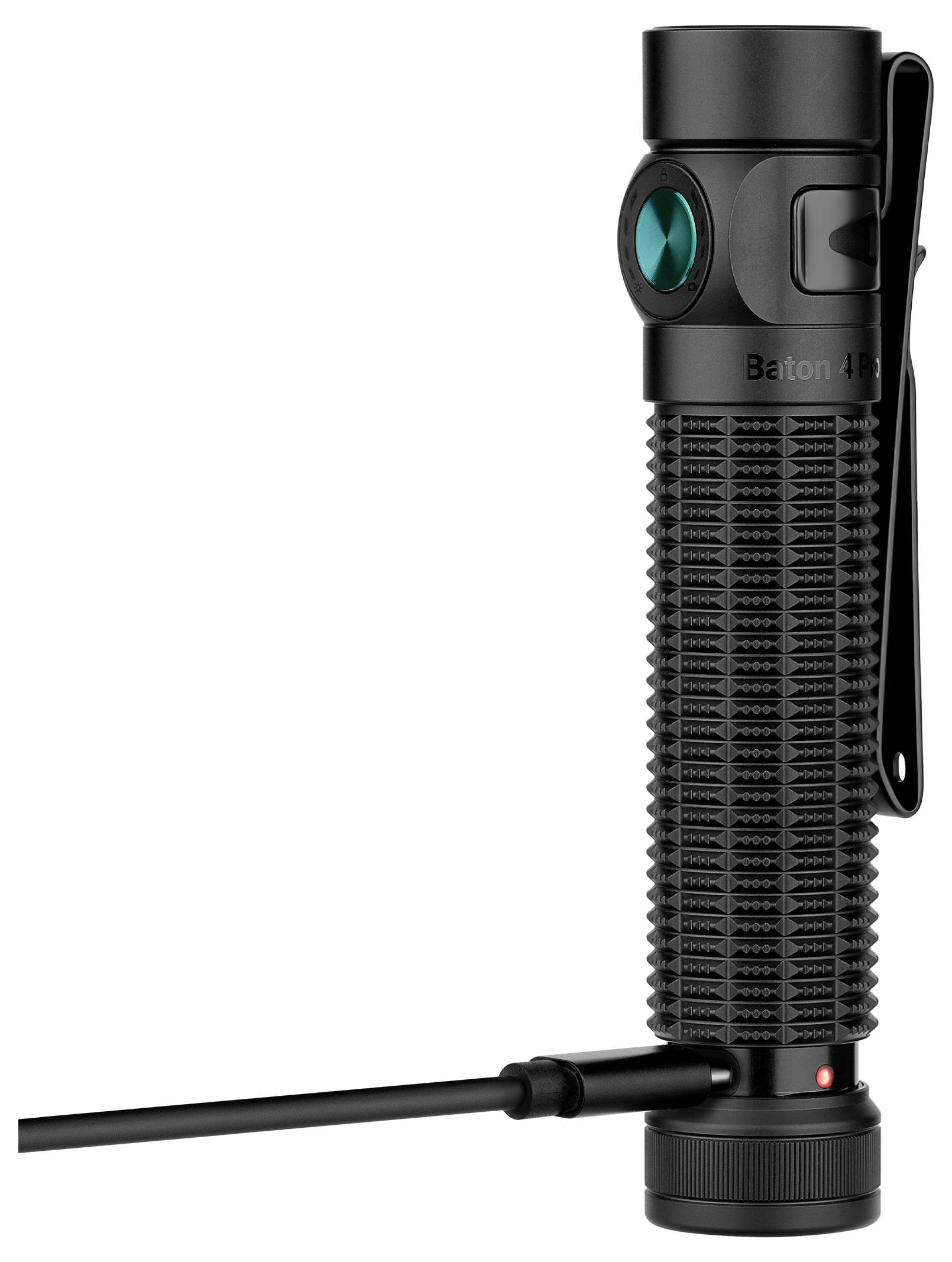 Een zwarte zaklamp met een gestructureerde grip en zijclip wordt ingesteken voor opladen. Een klein rood indicatielampje is zichtbaar in de buurt van de basis.