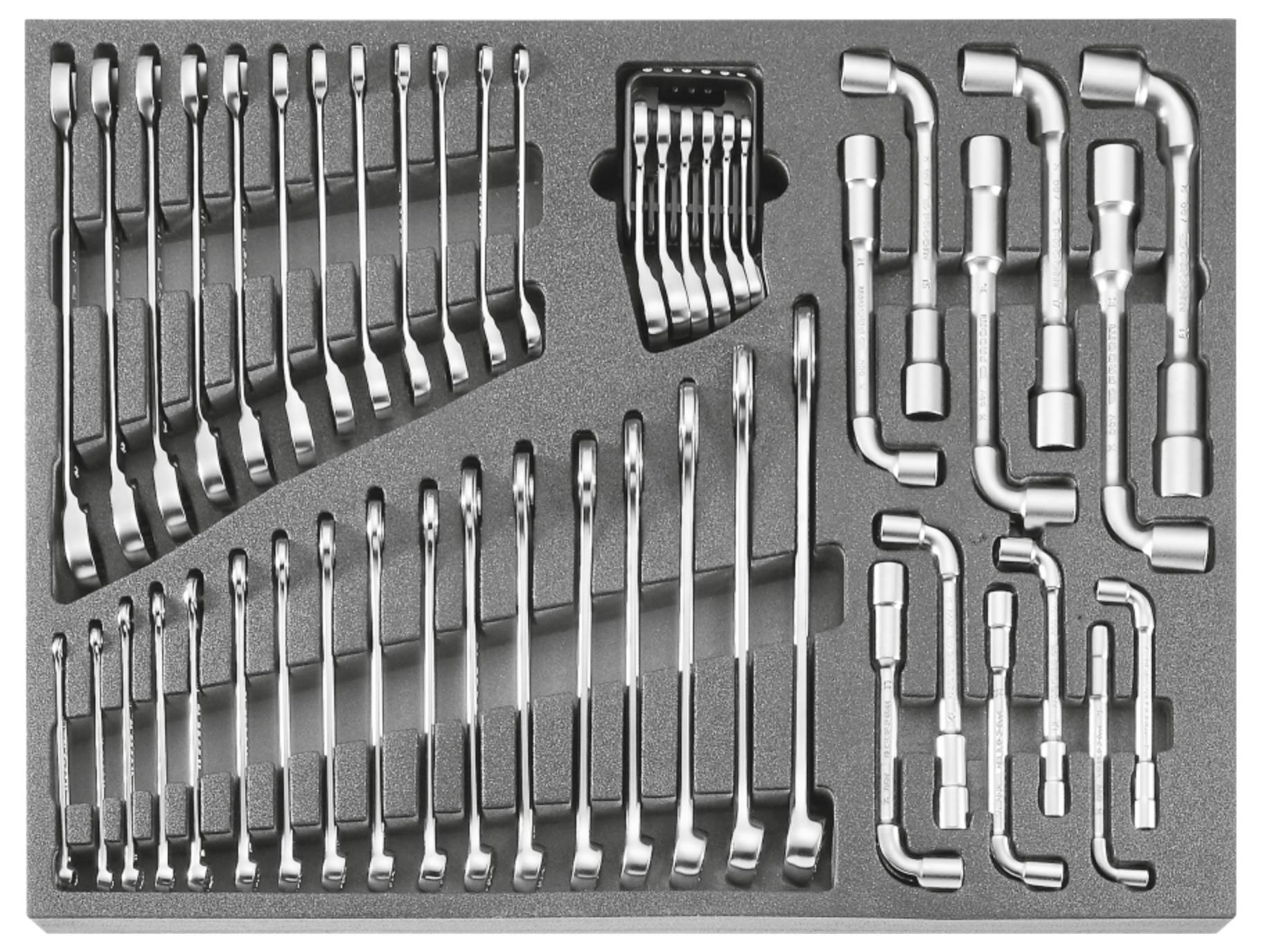 Schuimorganizerdoos met verschillende metalen moersleutels en doppelaccessoires gerangschikt in gelabelde uitsnijdingen.