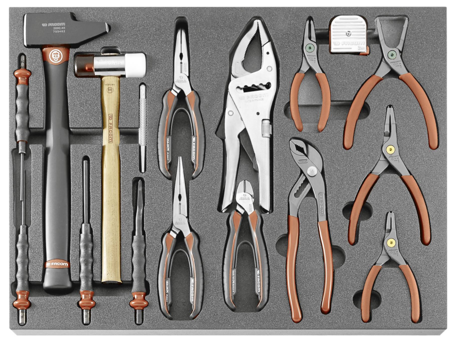 Schuimstof gereedschapskist met assortiment handgereedschap, inclusief schroevendraaiers, hamers, tang, griptangen, snijgers en clips, netjes georganiseerd in uitgesneden vakken.