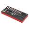 Een dopenset met verschillende hulpstukken, waaronder ratelsleutels, doppen, bits en verlengingen, georganiseerd in een rood en zwart schuimvak.
