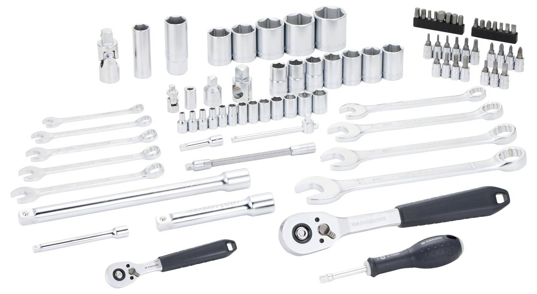 Een uitgebreid assortiment mechanische gereedschappen, inclusief ratten, dopsleutels, ringen en bitjes netjes gerangschikt op een witte achtergrond.