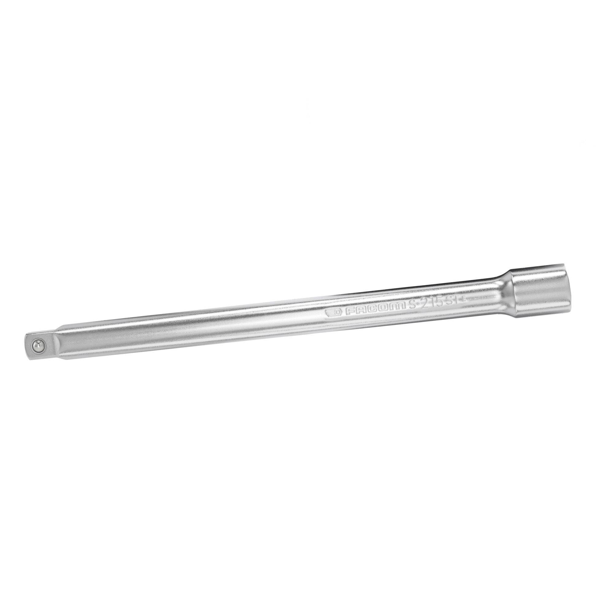 Een chroom-vanadium stalen verlengstuk met aansluiting voor drijfkoppeling, gebruikt met handgereedschap voor extra bereik.