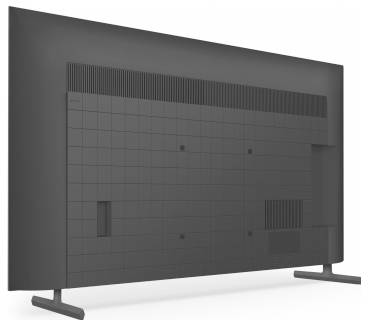 Achterkant van een flatscreen-televisie met zichtbaar paneelraster, ventilatiesleuven en standaardsteunen op een witte achtergrond.