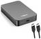Draagbare externe powerbank met ingebouwde USB-C en USB-A poorten, LED-ladingindicatoren en twee USB-C-kabels ernaast afgebeeld.