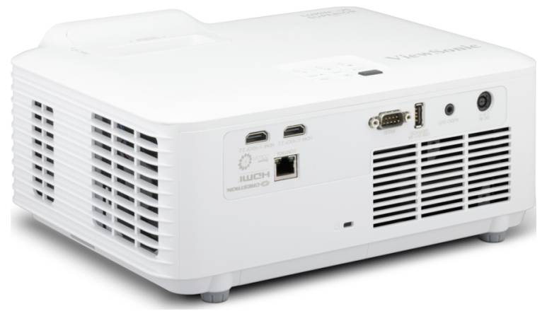 Een witte projector met meerdere poorten aan de zijkant, inclusief HDMI, USB en VGA, ontworpen voor multimediapresentaties.